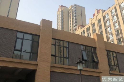 御溪苑绿化率约40%，楼栋主要被草坪、灌木、小乔木