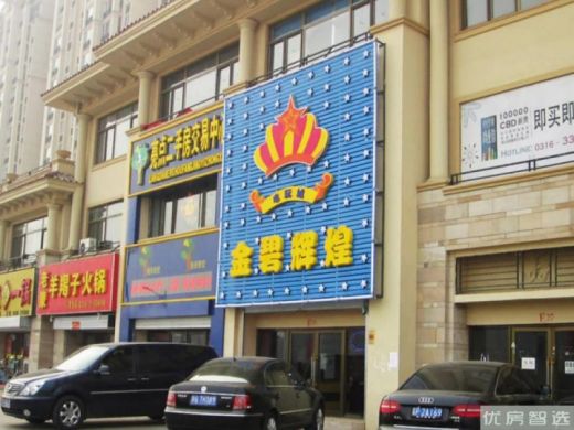 隽悦府特色雕塑小品等景观节点，为业主日常生活及交流互动提供舒