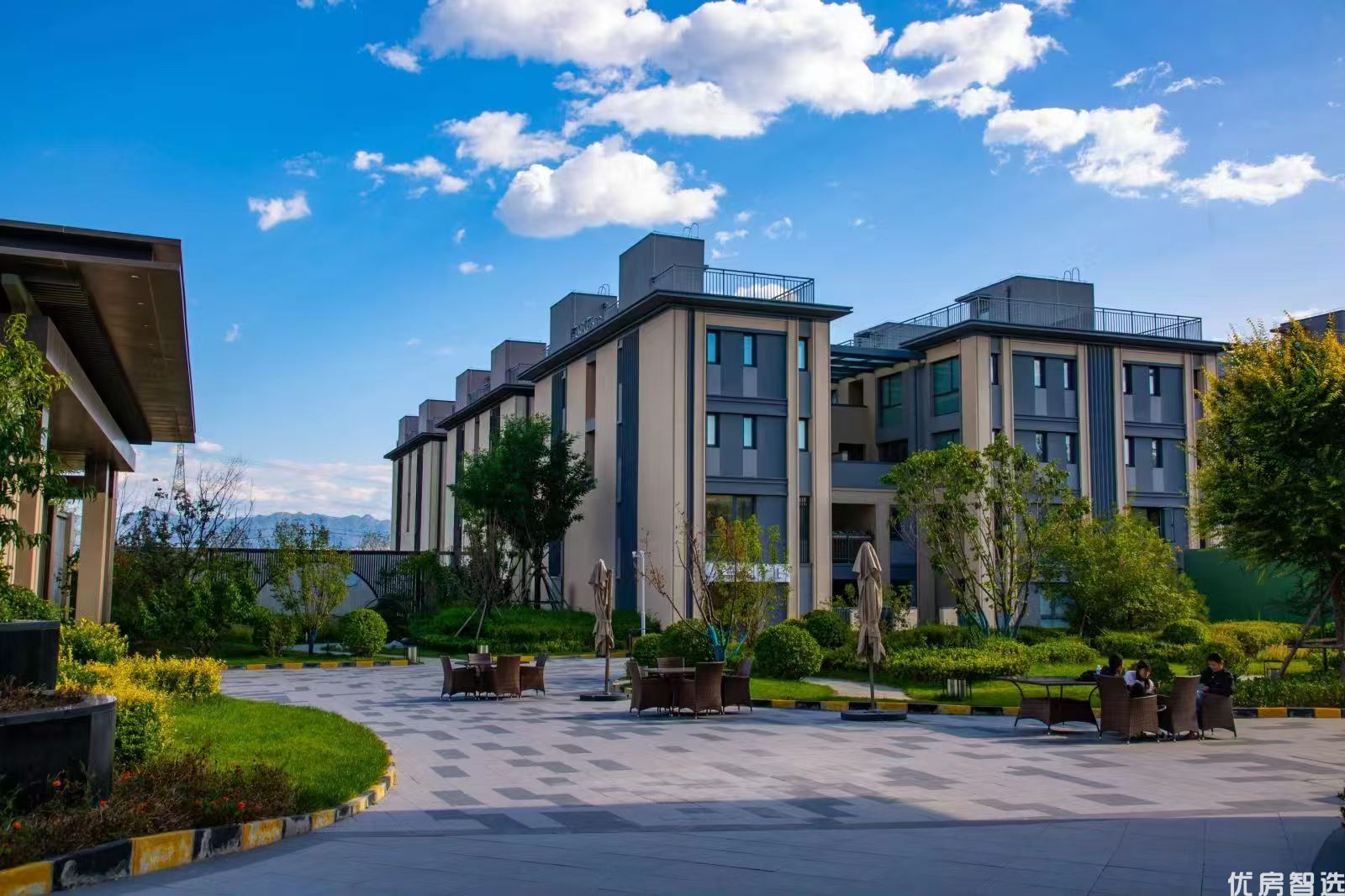    阳光郡北岸 环湖首家纯叠墅度假社区。一扇飘窗，收纳山湖，一片露台，珍藏风月， 总价70万起，购买精装修别墅，精装 精装交房，现房销售！！！！购房咨询热线400-080-6680！！！