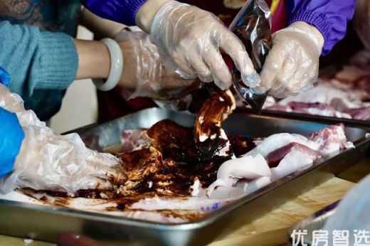 鸿坤葡萄酒小镇活动 藏肉计划 腊肉腌制 香肠diy活动现场