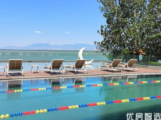  适合康养度假休闲！配套齐全，周边景观丰富！这里青山远黛，亲水亲湖！！！购房咨询热线400-080-6680！