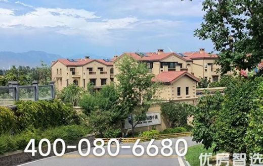 135㎡是 三居精装修洋房上跃，跃层产品。单价8889元起/㎡，总价120万元跃层设计，动静分离！购房咨询热线400-080-6680！